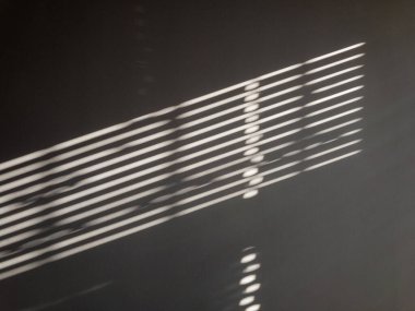 Gölge zemin. Soyut ışık, beyaz doku duvarındaki pencerenin siyah gölgesi. Güneş ışığı mimarisi arka planı. Fotoğraf ve tasarım için üstüste koyma efekti