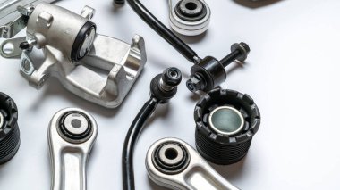 Motor dişlileri. Otomobil motoru yedek veya beyaz arka planda otomotiv parçası. Yeni metal araba parçası seti. Mekanik ekipman teknolojisi