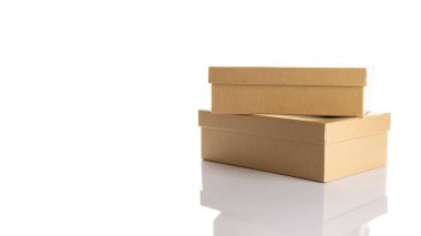 Sahte kutu kağıdı. Nakliye için kahverengi karton paket beyaz arka planda izole edilmiş. Tasarım için kapalı el işi kağıt nesne modeli