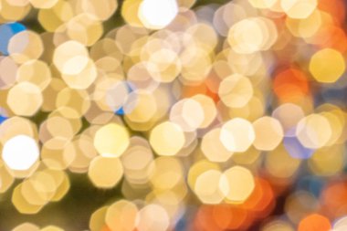 Altın bokeh ışıkları. Soyut simli bulanık arkaplan. Noel ve Yeni Yıl tatilleri arka planı