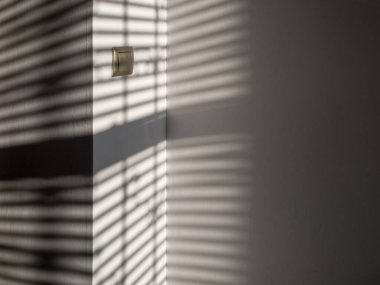 Mimari gölgeler. Güneş ışığı mimarisi, aydınlık arkaplan, beyaz doku duvarının penceresinden siyah gölge örtüsü. Model, poster, durağan, duvar sanatı, tasarım sunumu