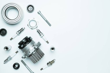 Araba servisi. Otomobil motoru yedek veya beyaz arka planda otomotiv parçası. Yeni metal araba parçası seti. Metin için alanı olan tamir ve araç servisi