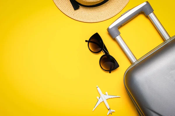 Zomer Achtergrond Hout Dames Accessoires Reiziger Koffer Wit Vliegtuig Zonnebril — Stockfoto