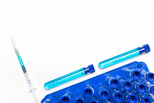 바이러스 예방용 바이러스와 코로나 바이러스 바늘이 의료용 주사기 흰색에 주사기를 — 스톡 사진