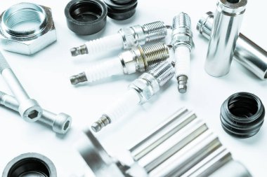 Araba yapımı. Yeni metal araba parçası seti. Otomobil motoru yedek veya otomotiv parçası beyaz arka planda izole edildi. Mekanik ekipman teknolojisi
