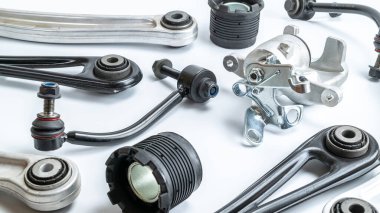 Yedek parça. Otomobil motoru yedek veya beyaz arka planda otomotiv parçası. Yeni metal araba parçası seti. Otomobil motoru servisi