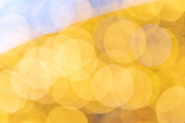 Beyaz altın soyut ışıklar. Festive glitter bulanık Bokeh arka planı. Odaklanmamış kış arkaplanı