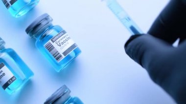 Aşı şişesi. Grip virüsünü ve koronavirüsü korumak için iğneli tıbbi şırınga. Beyaza kapak aşısı. Aşı tüpünü kapat grip aşısı şırıngası