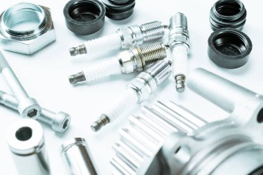 Yedek parça. Otomobil motoru yedek veya beyaz arka planda otomotiv parçası. Yeni metal araba parçası seti. Otomobil motoru servisi