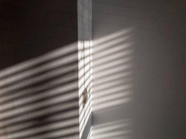 Gölge arkaplanı. Güneş ışığı mimarisi, aydınlık arkaplan, beyaz doku duvarının penceresinden siyah gölge örtüsü. Ürün sunumu, arkaplan ve maket, yaz mevsimi konsepti