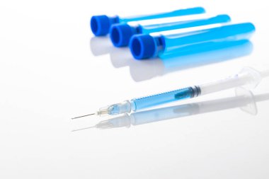 Şırınga iğnesi. Grip virüsünü ve koronavirüsü korumak için iğneli tıbbi şırınga. Kapak aşısı beyaza izole edilmiş. Hemşire ya da doktor. Sıvı uyuşturucu ya da uyuşturucu