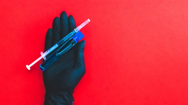 Vaccinationsflaske Læge Hånd Medicinsk Handske Hold Sprøjte Med Kanyle Til - Stock-foto