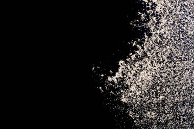 Çöl kumları siyaha izole edilmiş. Sahilde toz yığını plaj dokusu. Kopyalama alanı olan sakin sahil sahnesi