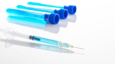 Şırınga iğnesi. Grip virüsünü ve koronavirüsü korumak için iğneli tıbbi şırınga. Kapak aşısı beyaza izole edilmiş. Hemşire ya da doktor. Sıvı uyuşturucu ya da uyuşturucu