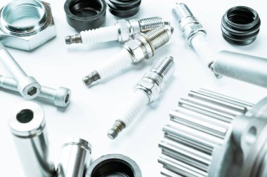 Motor dişlileri. Otomobil motoru yedek veya beyaz arka planda otomotiv parçası. Yeni metal araba parçası seti. Mekanik ekipman teknolojisi