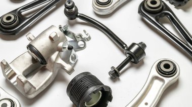 Sapre parçaları. Otomobil motoru yedek veya beyaz arka planda otomotiv parçası. Yeni metal araba parçası seti. Otomobil motoru servisi