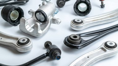 Beyaz araba kısmı. Yeni metal araba parçası seti. Otomobil motoru yedek veya otomotiv parçası beyaz arka planda izole edildi. Onarım ve araç servisi