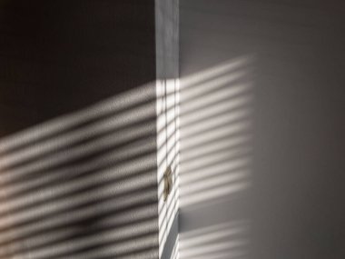 Gölge zemin. Soyut ışık, beyaz doku duvarındaki pencerenin siyah gölgesi. Güneş ışığı mimarisi arka planı. Fotoğraf ve tasarım için üstüste koyma efekti