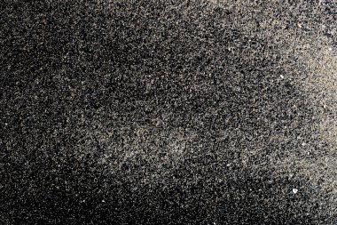 Çöl kumları siyaha izole edilmiş. Sahilde toz yığını plaj dokusu. Kopyalama alanı olan sakin sahil sahnesi