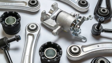 Araba servisi. Otomobil motoru yedek veya beyaz arka planda otomotiv parçası. Yeni metal araba parçası seti. Mekanik ekipman teknolojisi