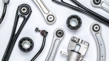 Motor dişlileri. Otomobil motoru yedek veya beyaz arka planda otomotiv parçası. Yeni metal araba parçası seti. Düz konum, üst görünüm, kopyalama alanı