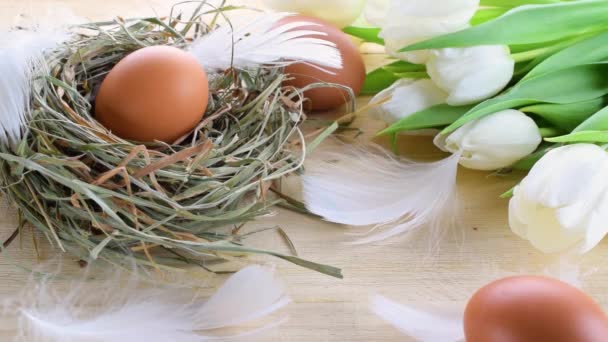 Ostereierkorb Naturfarbenes Korb Mit Springtulpen Weiße Federn Auf Hölzernem Tischhintergrund — Stockvideo