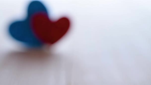 聖バレンティン背景 木製のテーブルの上に赤い愛の心 コピースペース付きロマンチックなメッセージテンプレート — ストック動画