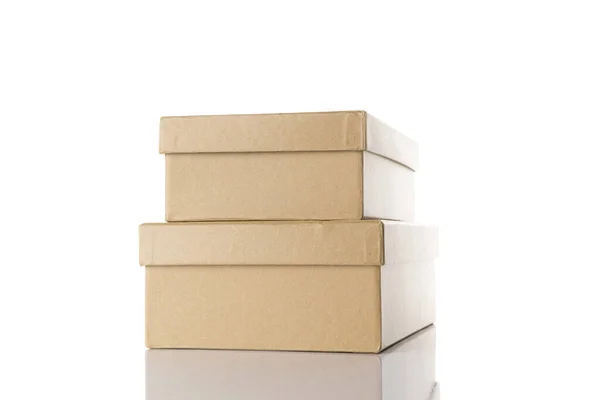 モックアップ ボックス ペーパー 白い背景に隔離された配送のための茶色の段ボールパック デザインのための閉じたクラフト紙オブジェクトモックアップ — ストック写真