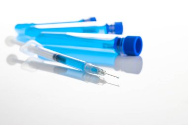 Şırınga iğnesi. Grip virüsünü ve koronavirüsü korumak için iğneli tıbbi şırınga. Kapak aşısı beyaza izole edilmiş. Hemşire ya da doktor. Sıvı uyuşturucu ya da uyuşturucu