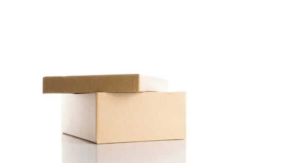 リサイクルボックス 白い背景に隔離された配送のための茶色の段ボールパック デザインのための閉じたクラフト紙オブジェクトモックアップ — ストック写真