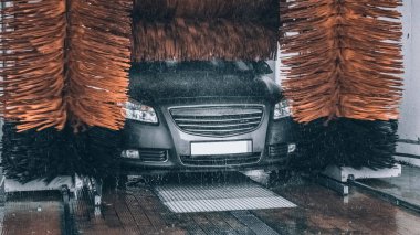 Araba yıkama servisinde köpüklü su temiz araba. Araba yıkama sabunu, daha temiz bir istasyonda köpük.