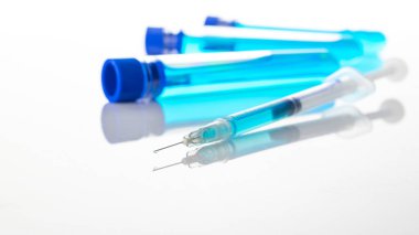 Tıbbi iğneler. Grip virüsünü ve koronavirüsü korumak için iğneli tıbbi şırınga. Beyaza kapak aşısı. Hemşire ya da doktor. Sıvı uyuşturucu ya da uyuşturucu