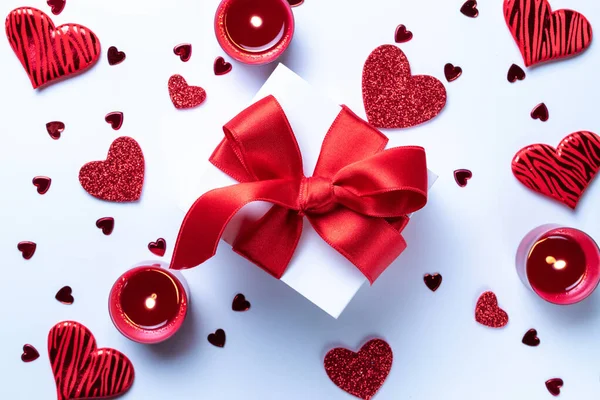 Walentynki Pudełko Prezentami Czerwone Serca Miłości Romantyczna Świeca Białym Tle — Zdjęcie stockowe