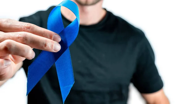 Kanser Insanlar Beyaz Arka Planda Mavi Kurdeleli Koyu Renk Gömlekli — Stok fotoğraf