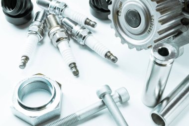 Yedek parça. Otomobil motoru yedek veya beyaz arka planda otomotiv parçası. Yeni metal araba parçası seti. Otomobil motoru servisi