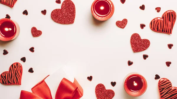 Valentijnsdag Geschenkdoos Rode Liefde Harten Romantische Kaars Witte Achtergrond Romantische — Stockfoto
