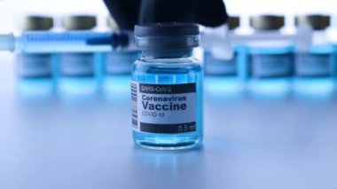 Enjeksiyon şişesi. Grip virüsünü ve koronavirüsü korumak için iğneli tıbbi şırınga. Kapak aşısı beyaza izole edilmiş. İğneli tıbbi plastik aşı ekipmanları.