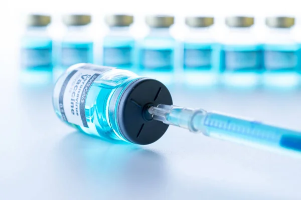 Επιδημία ασθενειών. Ιατρική σύριγγα με βελόνα για την προστασία του ιού της γρίπης και του coronavirus. Εμβόλιο σε λευκό. Σύριγγα, ιατρική ένεση. — Φωτογραφία Αρχείου