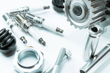 Bujiler. Otomobil motoru yedek veya beyaz arka planda otomotiv parçası. Yeni metal araba parçası seti. Onarım ve araç servisi