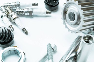 Beyaz araba kısmı. Yeni metal araba parçası seti. Otomobil motoru yedek veya otomotiv parçası beyaz arka planda izole edildi. Onarım ve araç servisi