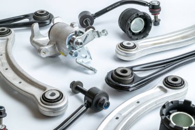 Beyaz araba kısmı. Yeni metal araba parçası seti. Otomobil motoru yedek veya otomotiv parçası beyaz arka planda izole edildi. Onarım ve araç servisi