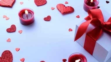 Sevgililer günü kalbi, romantik hediye kutusu, beyaz arka planda kırmızı aşk mumu. Sevgililer günü, anneler günü, doğum günü tebrik kartları, davetiye, kutlama konsepti