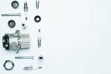 Araba parçaları. Otomobil motoru yedek veya beyaz arka planda otomotiv parçası. Yeni metal araba parçası seti. Düz konum, üst görünüm, kopyalama alanı