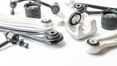 Araba parçaları. Otomobil motoru yedek veya beyaz arka planda otomotiv parçası. Yeni metal araba parçası seti. Onarım ve araç servisi