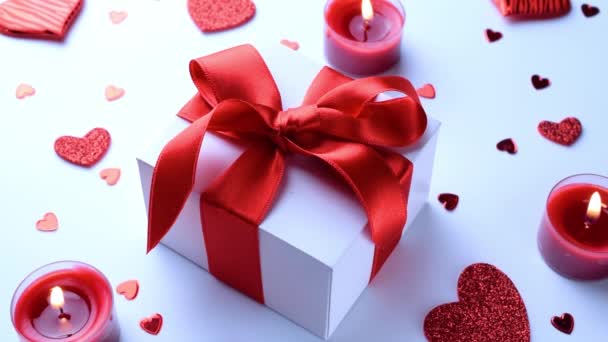 Liebe Herz Romantische Geschenkschachtel Kerze Auf Weißem Valentinstag Hintergrund Sainte — Stockvideo