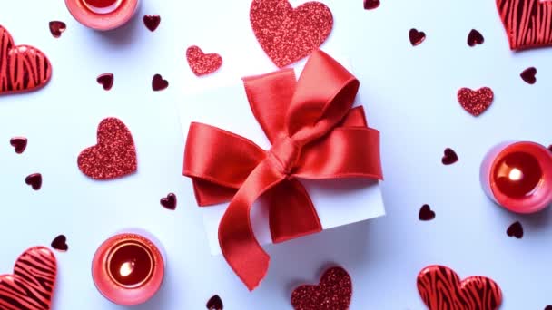Mutlu Günler Kırmızı Aşk Kalpleri Romantik Hediye Kutusu Beyaz Masada — Stok video