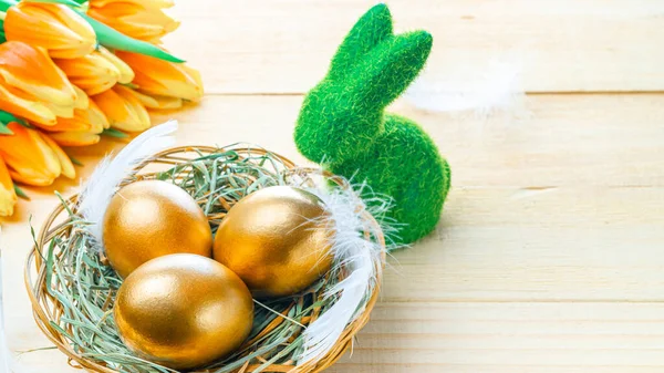 Ovo Páscoa Feliz Decoração Páscoa Ovos Dourados Cesta Com Tulipas — Fotografia de Stock