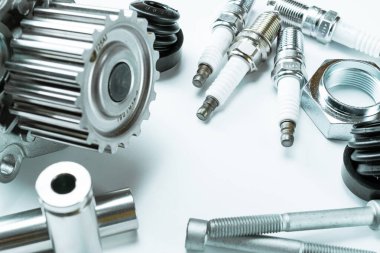 Tamirci kısmı. Yeni metal araba parçası seti. Otomobil motoru yedek veya otomotiv parçası beyaz arka planda izole edildi. Onarım ve araç servisi