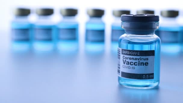 注射器注射 带有针头的医用注射器 用于保护流感病毒和头孢病毒 在白色上分离的Covid疫苗 护士或医生 液体药物或麻醉药品 — 图库视频影像