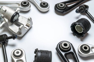 Tamir servisi. Otomobil motoru yedek veya beyaz arka planda otomotiv parçası. Yeni metal araba parçası seti. Onarım ve araç servisi